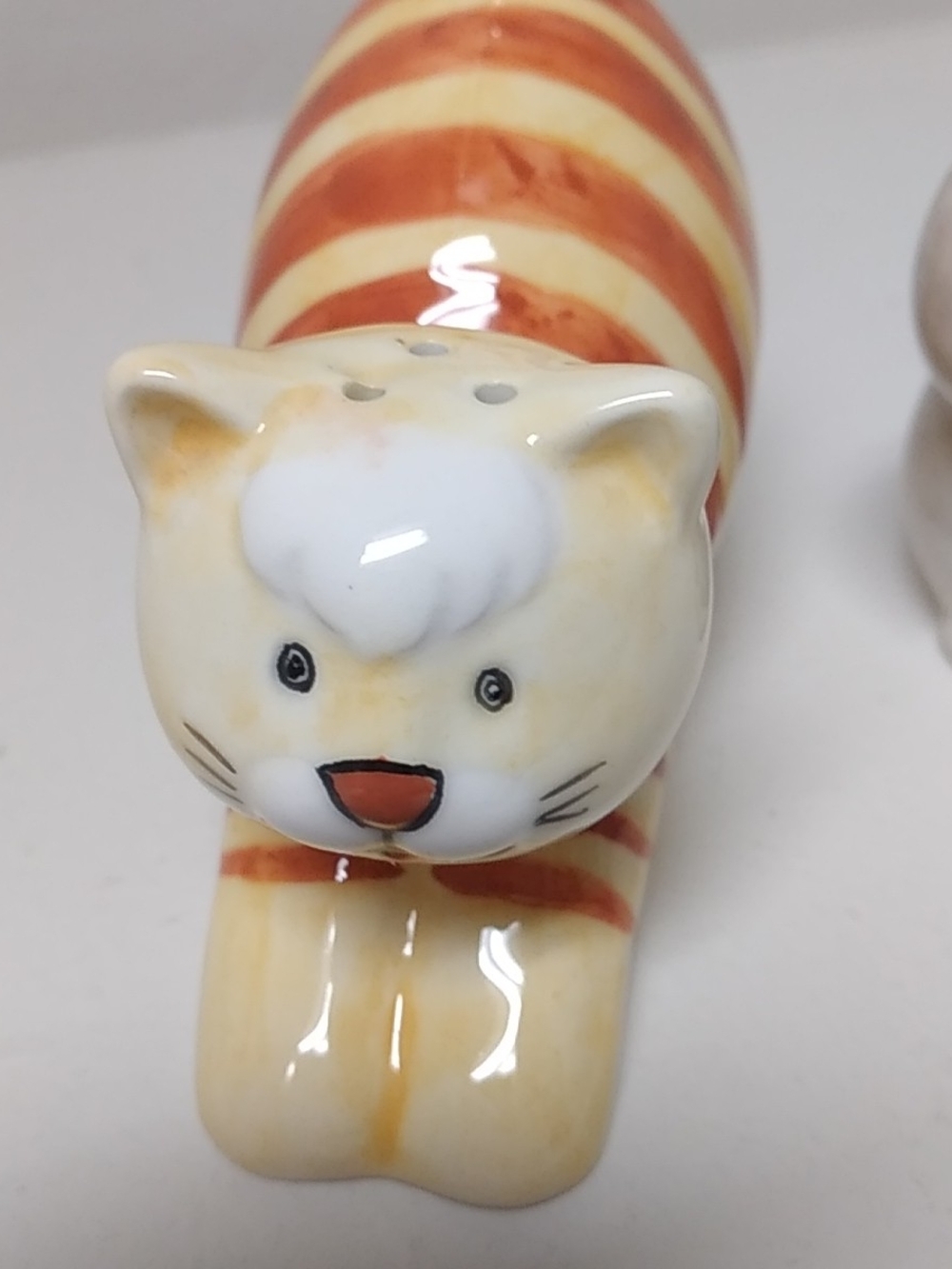 Vintage Ceramic Cat Figurine Salt & Pepper Shaker Set, White-Orange Hand Painted - Picture 7 of 10